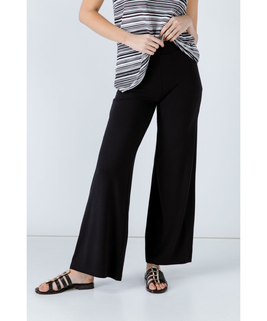 Broek CONQUISTA in effen stof: viscose-elastan. Stretchband van 5 cm boven de taille met een riem in dezelfde stof. Lichte pasvorm aan de bovenkant en breder aan de onderkant. Breed silhouet. Omtrek zoom: 62cm. Ons model is 172cm en draagt maat 36/S. Afmetingen voor maat 36 (in cm): Taille-30; Onderkant-39; Lichaamslengte-99/76. Loose Fit.92%viscose-8%elastan.