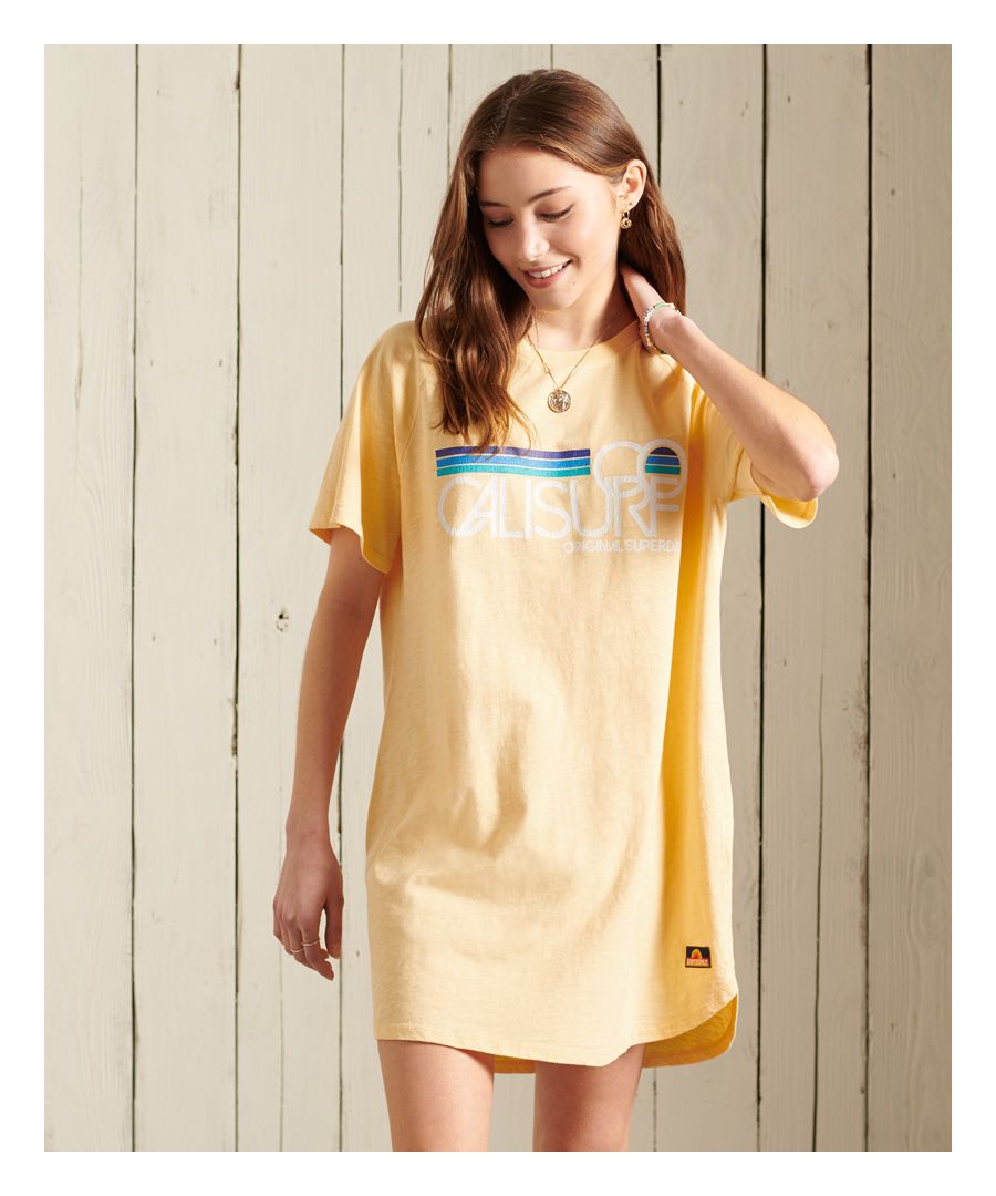 De Cali Surf-T-shirtjurk met raglanmouwen is de perfecte casual jurk van dit seizoen en heeft een klassiek ontwerp met een raglantwist.Losse pasvorm – de klassieke Superdry-pasvorm. Niet te nauwsluitend, niet te losvallend, precies goed. Kies je gebruikelijke maatKlassieke T-shirtstijlOntwerp met raglanmouwenKenmerkend logolabelGrafische print