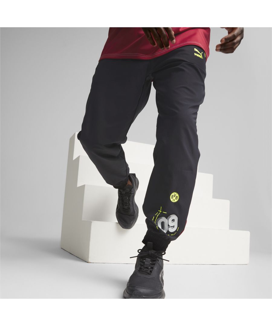 PRODUCT STORY Show your support for Borussia Dortmund in the stadium, the city, or the metaverse – if that’s your thing – with the ftblStatement woven pants. The performance-focused construction makes them suitable for the training ground, too, and the glitchy team crest takes your support to a whole new digital dimension. Heja BVB! FEATURES & BENEFITS : dryCELL: Performance technology designed to wick moisture from the body and keep you free of sweat during exercise Recycled Content: Made with at least 20% recycled material as a step oward a better future DETAILS : Regular fit Elasticated drawstring waist Side pockets Elasticated cuffs PUMA Archive No. 1 Logo and team crest on the leg