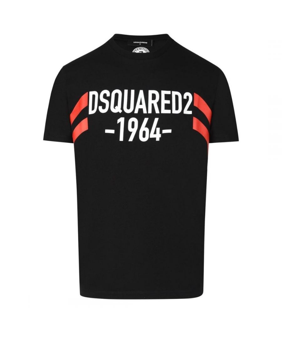 Zwart T-shirt met Dsquared2-logo uit 1964. D2 zwart T-shirt met korte mouwen. Cool Fit-stijl, valt op maat. 100% katoen, gemaakt in Portugal. D2 1964 merklogo. S74GD0805 S22427 900