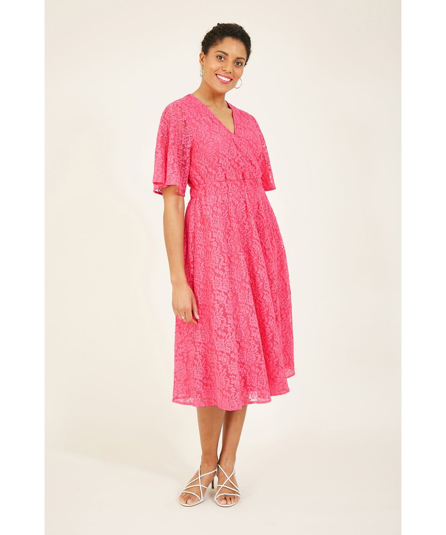 Deze Yumi roze halflange wikkeljurk met kant is gemaakt van een zware kantstof en heeft een ingewikkeld bloemetjesontwerp voor een opvallende look. Perfect om te dragen naar feestjes en formele gelegenheden, hebben onze ontwerpers een ingetogen vorm gecreëerd met de driekwart mouwen en het decadente wikkellijfje. Onderaan waaiert de rok uit voor een volle, volumineuze touch.