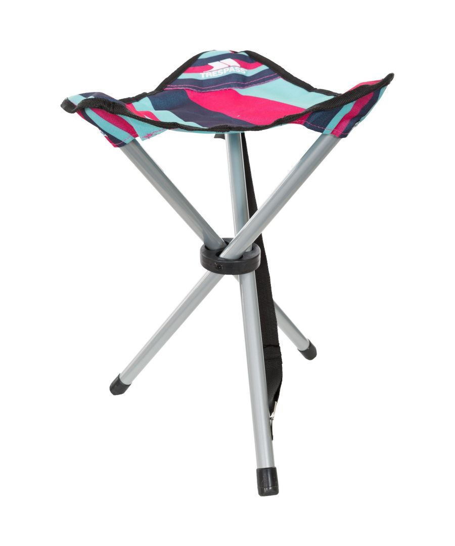 50% PVC gecoat polyester en 50% metaal. Driepoot campingstoel van het merk Trespass. 41 cm x 31 cm. 19 x 0,8in stalen buispoten. Lichtgewicht zwarte epoxycoating. Verpakt in een draagtas van het merk Trespass.