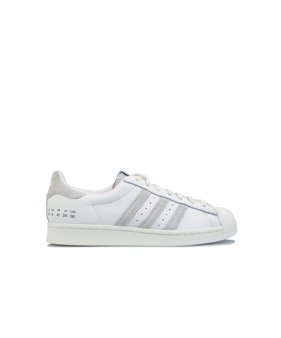 Mens adidas Originals Superstar Trainers in off white.- Leather upper.- Lace closure.- Regular fit.- Moulded sockliner. - Synthetic leather 3-Stripes.- Iconic shell-toe shoes. - Rubber outsole. - Leather upper  Textile lining  Synthetic sole. - Ref.: FY0038