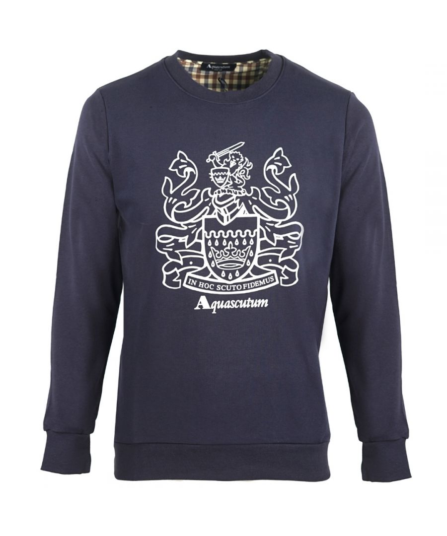 Aquascutum marineblauw sweatshirt met ronde hals en groot wapen. Aquascutum blauwe sweater met ronde hals. Elastische kraag, manchetten en taille. Gemaakt in Italië. Trui met normale pasvorm, past volgens de maat. QMF001L0 03