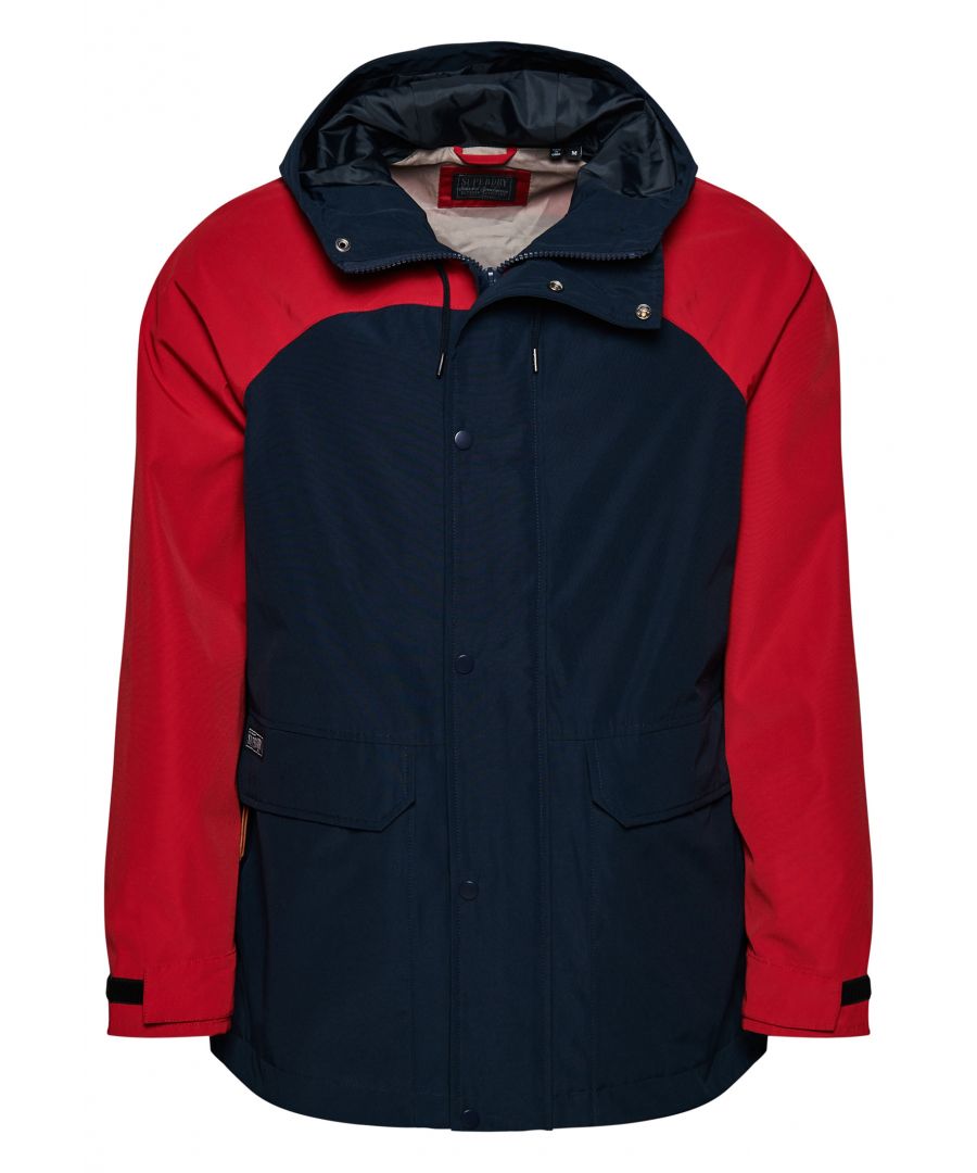 Ga dit seizoen in volle vaart vooruit wat je authentieke stijl betreft. Deze stevige jas, waarvan het ontwerp geïnspireerd is door haven- en watersportmode, is een frisse keuze voor al je casual avonturen. De uitgebreide sluiting en verankerde trekkoorden zorgen voor een constant comfortabel en beschermd gevoel, perfect voor lange dagen buiten. We houden ervan de romantiek van ouderwetse werkkleding terug te laten komen in onze moderne ontwerpen. Met deze jas val je gegarandeerd op in de menigte.Standaard – de klassieke Superdry-pasvorm. Niet te nauwsluitend, niet te ruim, precies goed. Kies je gebruikelijke maatVerstelbare capuchon met trekkoordVerborgen ritssluiting met drukknopenLange raglanmouwenMouwboorden met klittenbandsluitingTwee voorzakken met klittenband en zijzakken met ritsVerborgen ritszak onder de linkerkant van de sluitingVolledig gevoerdKenmerkend Superdry-label op de linkerzak aan de voorkant