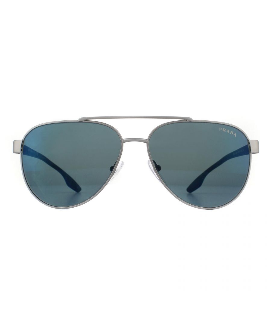 Prada Sport Zonnebril PS54TS DG1387 Gunmetal Rubber Dark Blue Grijs Mirror zijn Italiaans gemaakte klassieke metalen vlieger stijl zonnebril met een zeer fijne wenkbrauwbar. De slanke tempels zijn gemaakt van plastic, hebben rubberen inzetstukken aan de tempeltips voor grip en hebben de iconische rode merkdetails aan de scharnieren.