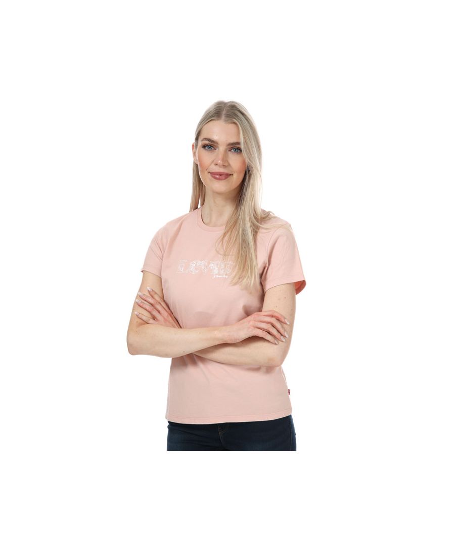 Womens Levis The Perfect T- Shirt in dusky pink.- Rounded neckline.- Short sleeves.- Vintage logo on the chest.- Levi’s logo tab to side.- Soft hem at the neck.- Regular fit.- 100% Cotton.  Machine wash at 30 degrees.- Ref: 173691624