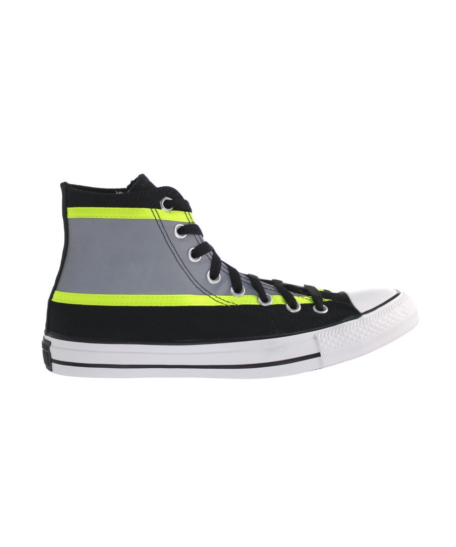 The new and unique design in the Converse Chuck Taylor All Star Hi-Vis shoe will surprise fans. Applying reflective panels on the side of the shoe body with special materials, accompanied by two parallel neon stripes that clearly delineate the boundary with the normal fabric, the shoes will help you occupy the spotlight anytime, anywhere. .