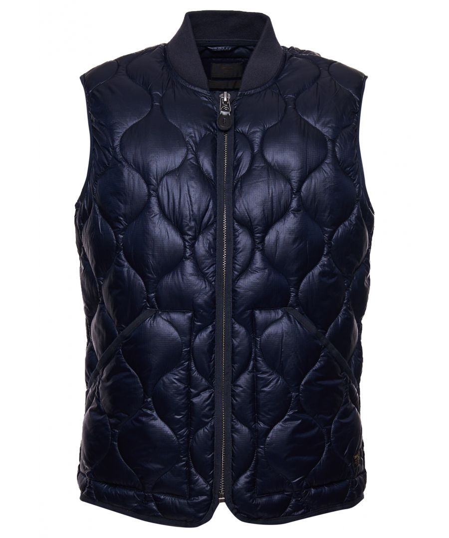 The perfect transitional piece as we move into those winter months, keep warm and stylish this season with the Liner Gilet.Relaxed fit – the classic Superdry fit. Not too slim, not too loose, just right. Go for your normal size.Zip fasteningQuilted designTwo pocket designRibbed collarSignature patch logoThe padding in this jacket is 100% recycled, each jacket contains up to 20 recycled bottles, this avoids these bottles being sent to landfill or polluting our oceans.