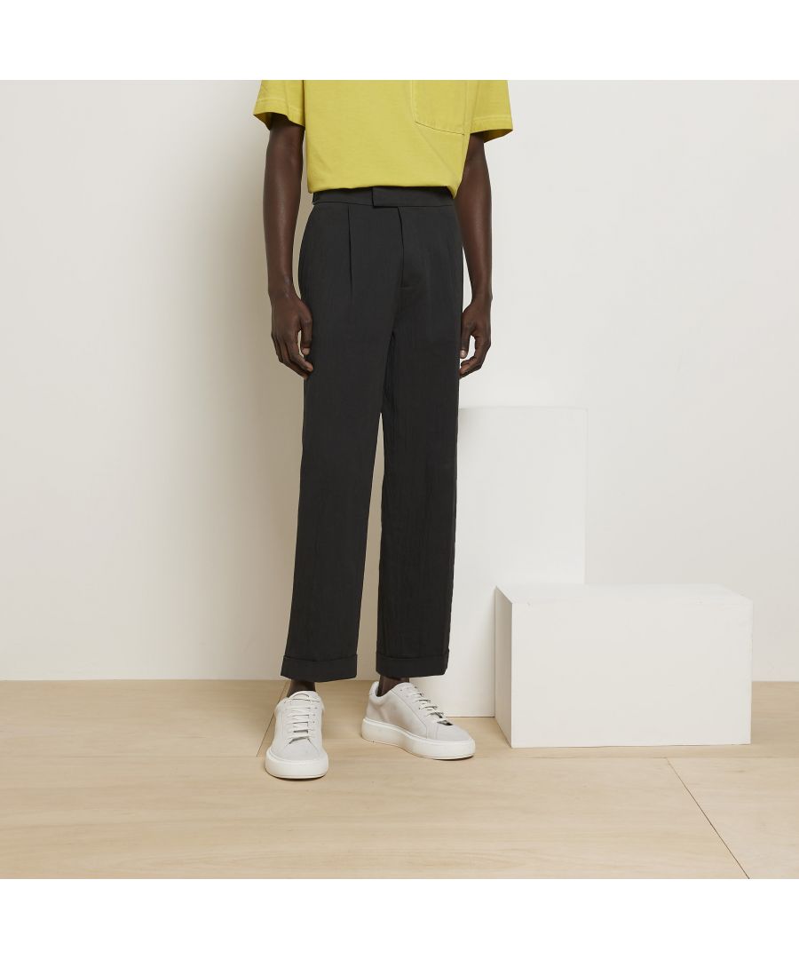 > Brand: River Island> Department: Men> Colour: Black> Type: Trousers> Style: Chino> Material Composition: 85% Cotton 14% Linen 1% Elastane> Material: Cotton> Size Type: Regular> Fit: Regular> Occasion: Casual> Pattern: No Pattern> Season: SS22