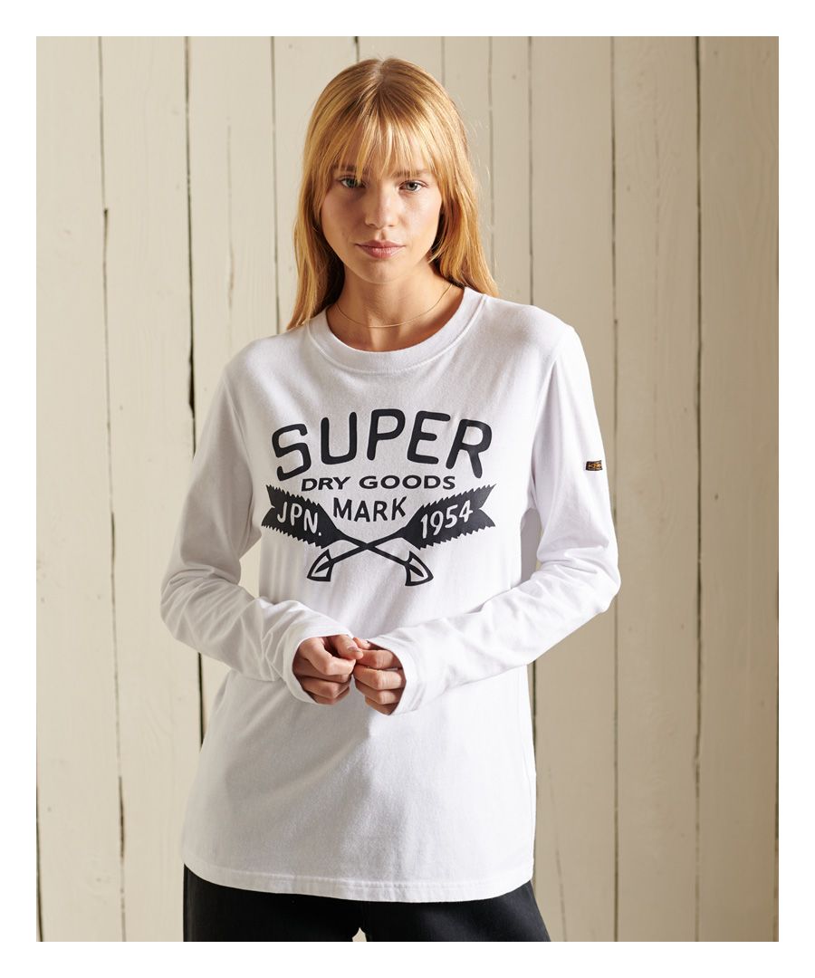 Een T-shirt met lange mouwen is perfect voor als het buiten kouder wordt. Ga stijlvol het volgende seizoen in.Ontspannen pasvorm – de klassieke Superdry-pasvorm. Niet te nauwsluitend, niet te losvallend, precies goed. Kies je gebruikelijke maatKraag met ronde halsLange mouwenGrafische printKenmerkende Superdry-patch