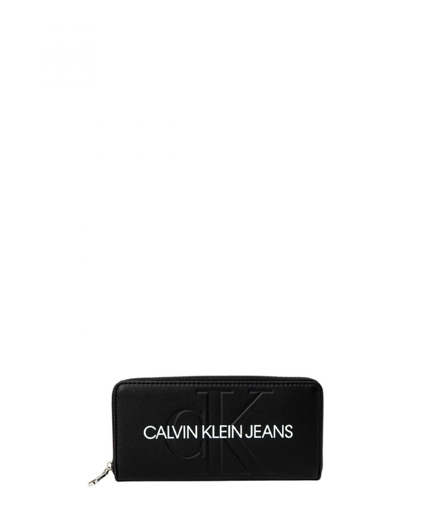 Calvin Klein introduceert de portemonnee met volledige ritssluiting en meerdere compartimenten voor uw geld en pasjes, een praktisch stuk voor dagelijks gebruik.