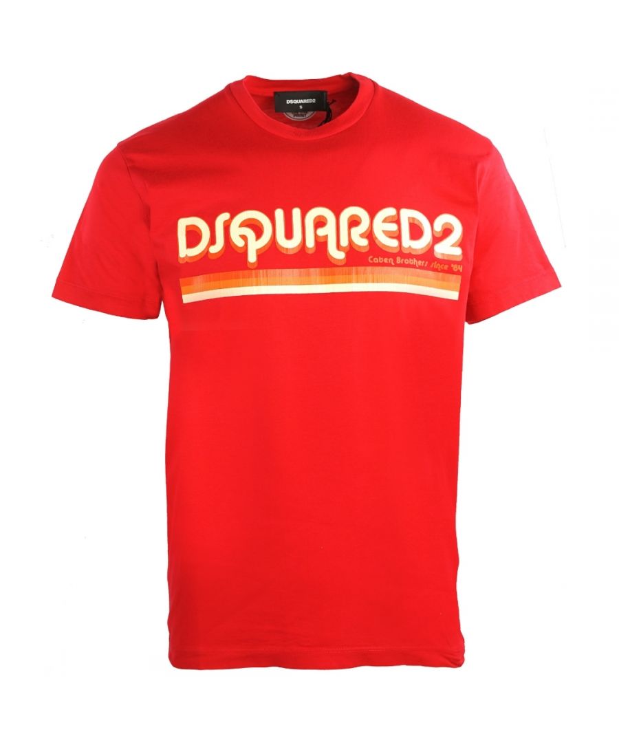 Dsquared2 Cool Fit rood T-shirt met logo met disco-lettertype. D2 rood T-shirt met korte mouwen. Cool Fit-pasvorm, past volgens de maat. 100% katoen. Disco merklogo. S71GD0887 S22427 312