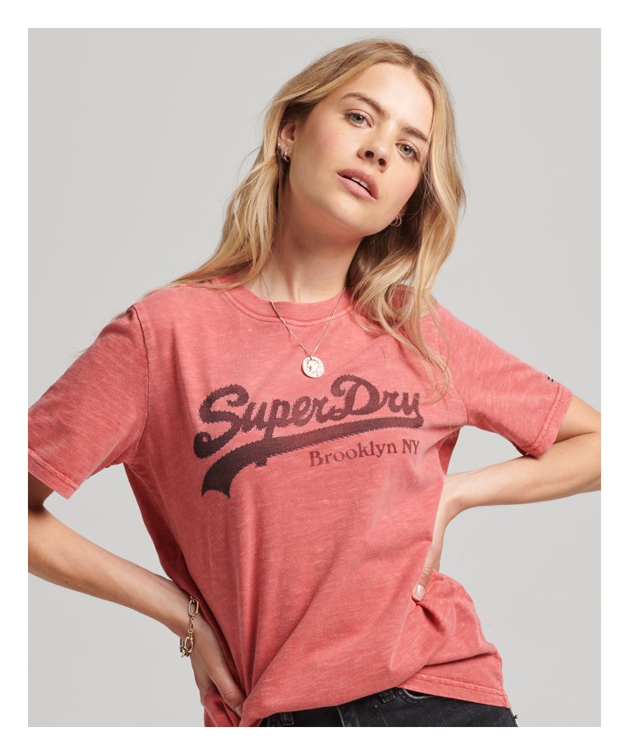 Geef je een outfit een vleugje extra met ons T-shirt met logo en versiering. We hebben ons klassieke logo opnieuw vormgegeven met een unieke look. De versierde prints geven de vertrouwde bohemien look een fraaie rock-'n-roll vibe waarbij je volledig jezelf kunt zijn, zelfs wanneer je voor een casual outfit gaat. Combineer dit shirt met zwarte jeans en stoere laarzen en je hebt meteen een coole rockerlook.Casual pasvorm – de klassieke Superdry-pasvorm. Niet te nauwsluitend, niet te ruim, precies goed. Kies je gebruikelijke maatRonde halsKorte mouwenSuperdry-patch