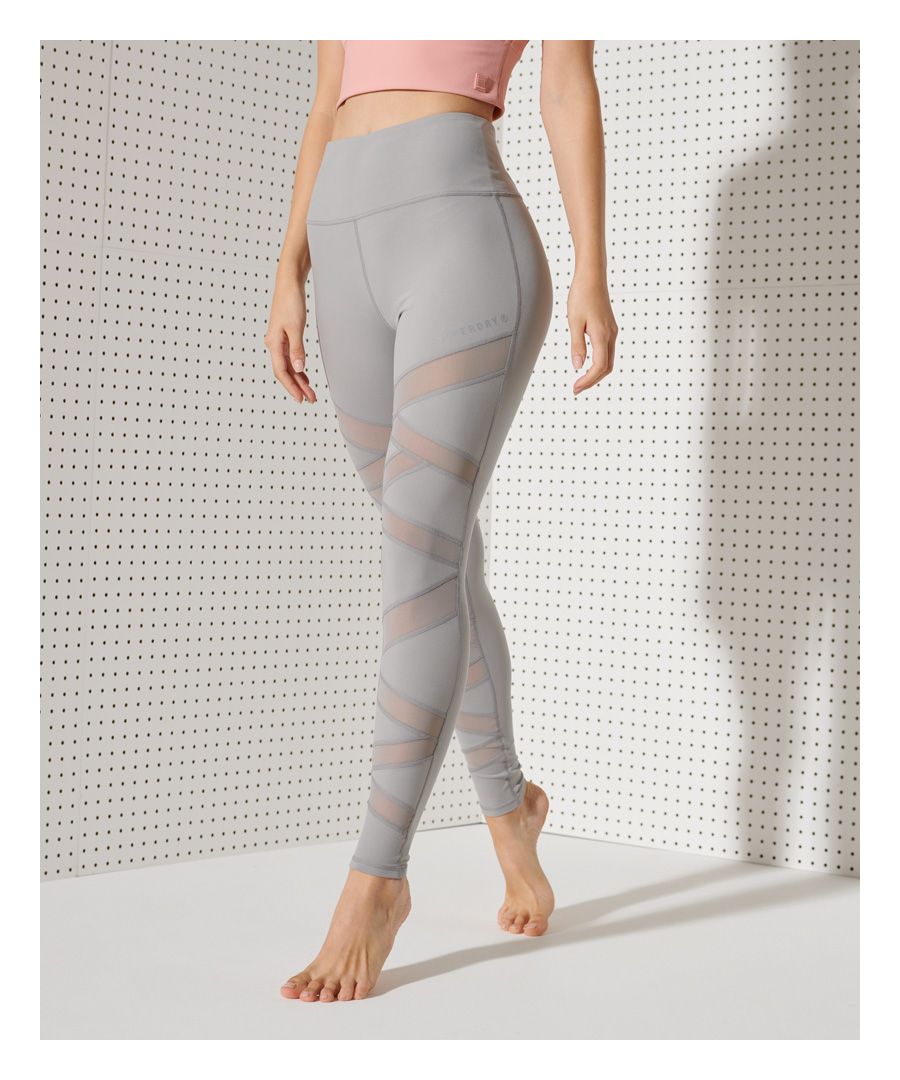 Deze Flex legging heeft een stijlvol maar praktisch ontwerp met inzetstukken van mesh, zodat je huid kan ademen en je langer kunt trainen terwijl je er goed uitziet.Aansluitend: een nauw op het lichaam aansluitende pasvormOntwerp met inzetstukken van meshSuperdry-logo
