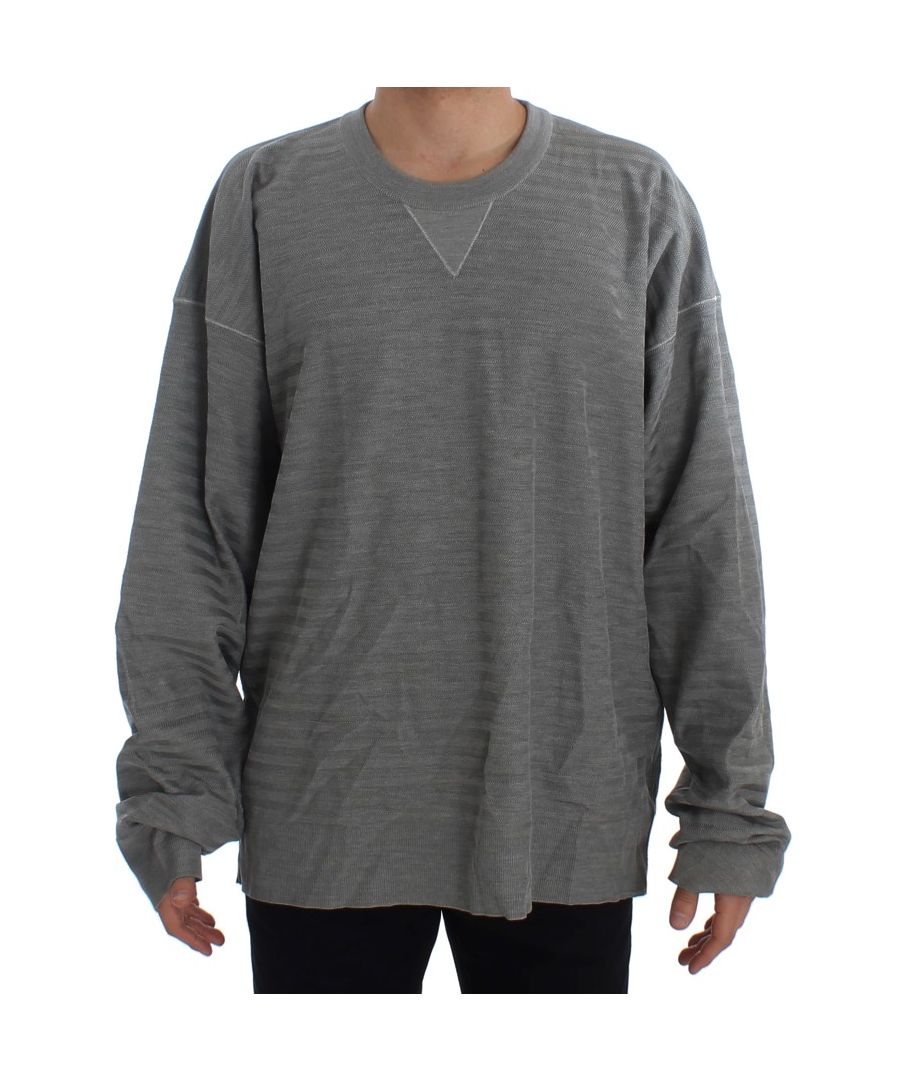 Dolce & ; Gabbana Absolument superbe, 100% Authentique, neuf avec étiquettes Dolce & ; Gabbana Gray soie oversize crewneck pullover sweater. Couleur : Gray Modèle : Crewneck pullover Détails du logo Made in Italy Matériel : 100% Silk