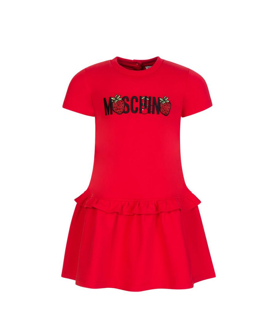 This Girls Strawberry Logo Dress in Red is from Moschino and is crafted from cotton. It features an embroidered logo at the chest, ruffle cuffs, short sleeves, a crew neck and a straight hem.\n\n\n\nembroidered logo at the chest\nembroidered motif\nruffle cuffs\nshort sleeves\ncrew neck\nstraight hem