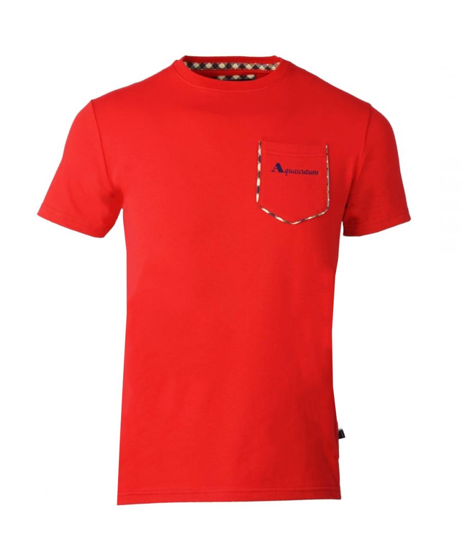 Rood Aquascutum T-shirt met geruit afgewerkt borstzakje. Rood Aquascutum T-shirt met geruit afgewerkt borstzakje. Ronde hals, korte mouwen. Elastische pasvorm 95% katoen, 5% elastaan. Normale pasvorm, past volgens de maat. Stijl TSIA07 52