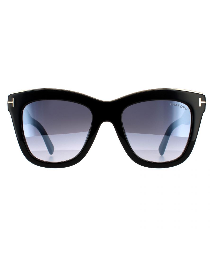 Tom Ford zonnebril Julie FT0685 01c Zwart grijze gradiënt zijn een klassieke wayfarer -stijl gemaakt van lichtgewicht acetaat. Het metalen handtekening T -logo dat de iconische look is van Tom Ford verschijnt op de tempels voor authenticiteit