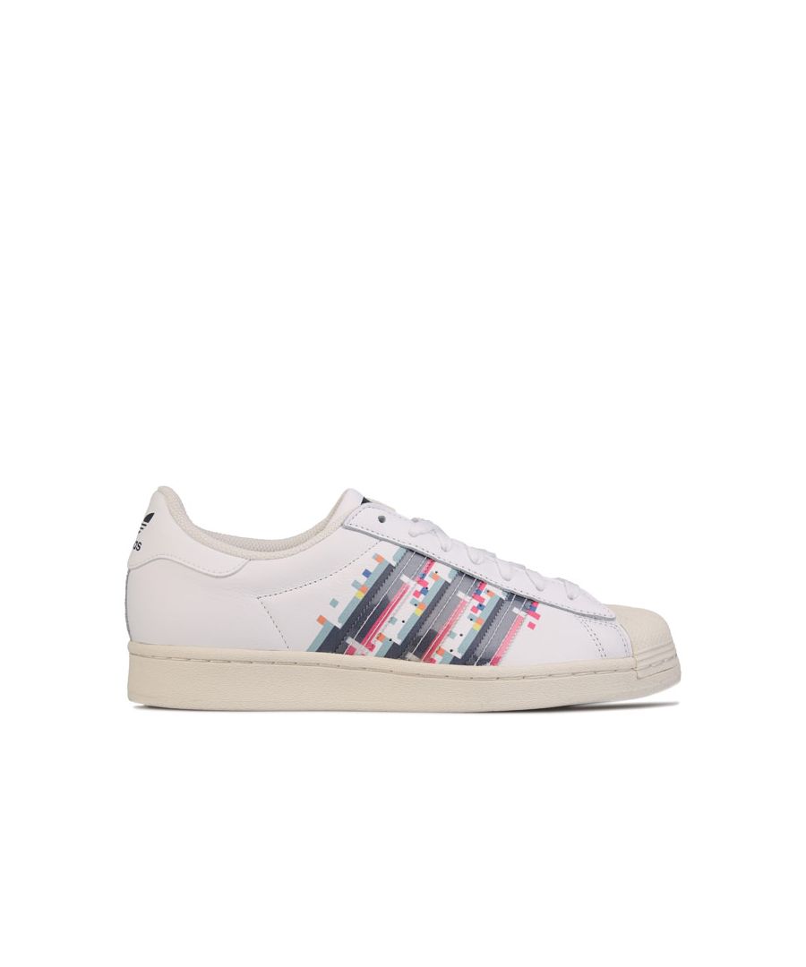 Mens  adidas Originals Superstar trainers in white.- Leather upper.- Lace up closure.- Regular fit.- Glitch-reminiscent profile 3-Stripes.- Trefoil logo to heel and tongue.- Rubber outsole.- Synthetic leather upper; Textile lining  Synthetic sole.- Ref: H05143