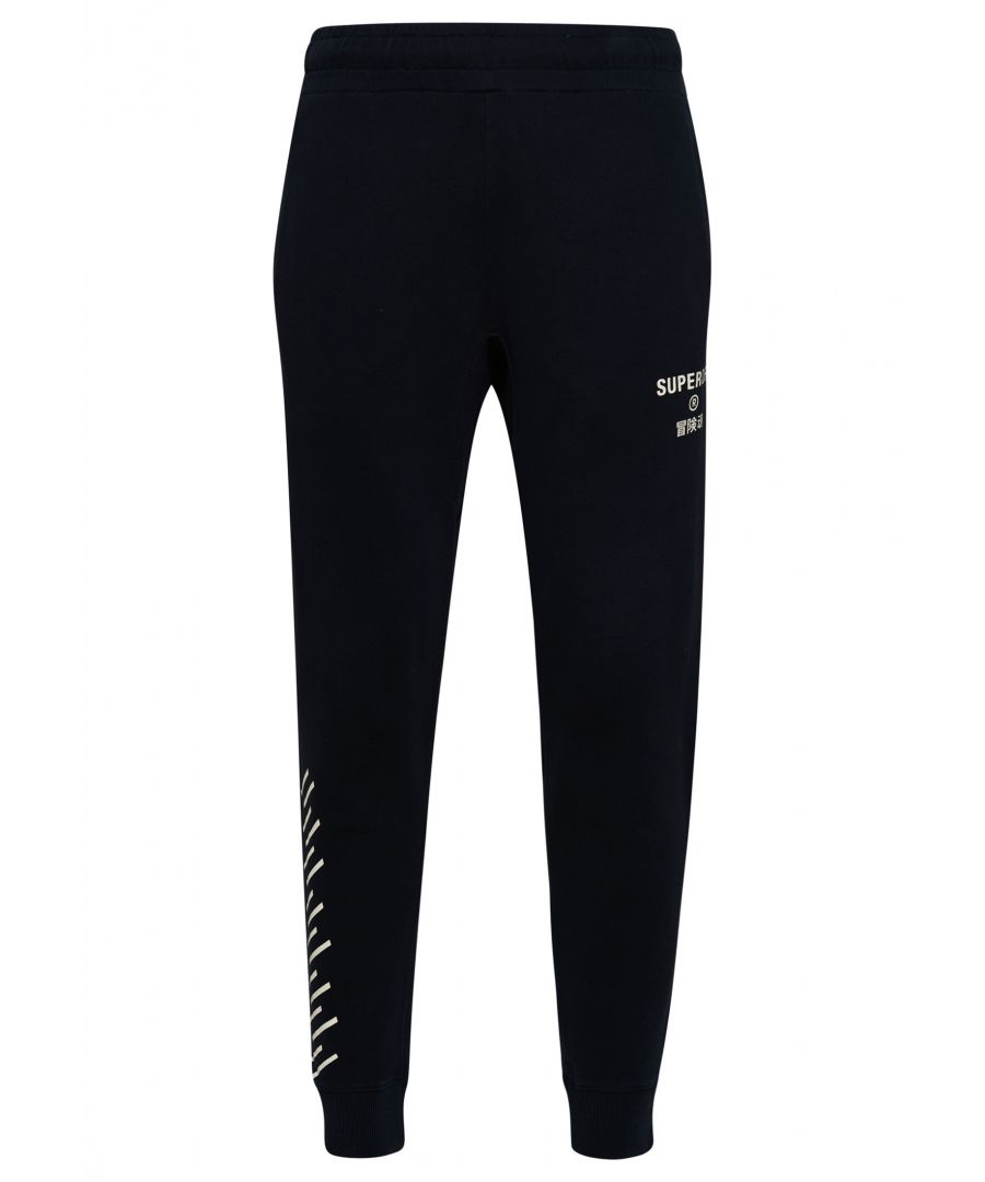 Joggers are a core part of any sporty wardrobe. We love to upgrade our classic designs with bold logos to catch the eye and ensure that your personal style never has an off day. Slim fit – designed to fit closer to the body for a more tailored look, drawcord waistband, two side pockets, ribbed cuffs, printed Code and Superdry logos