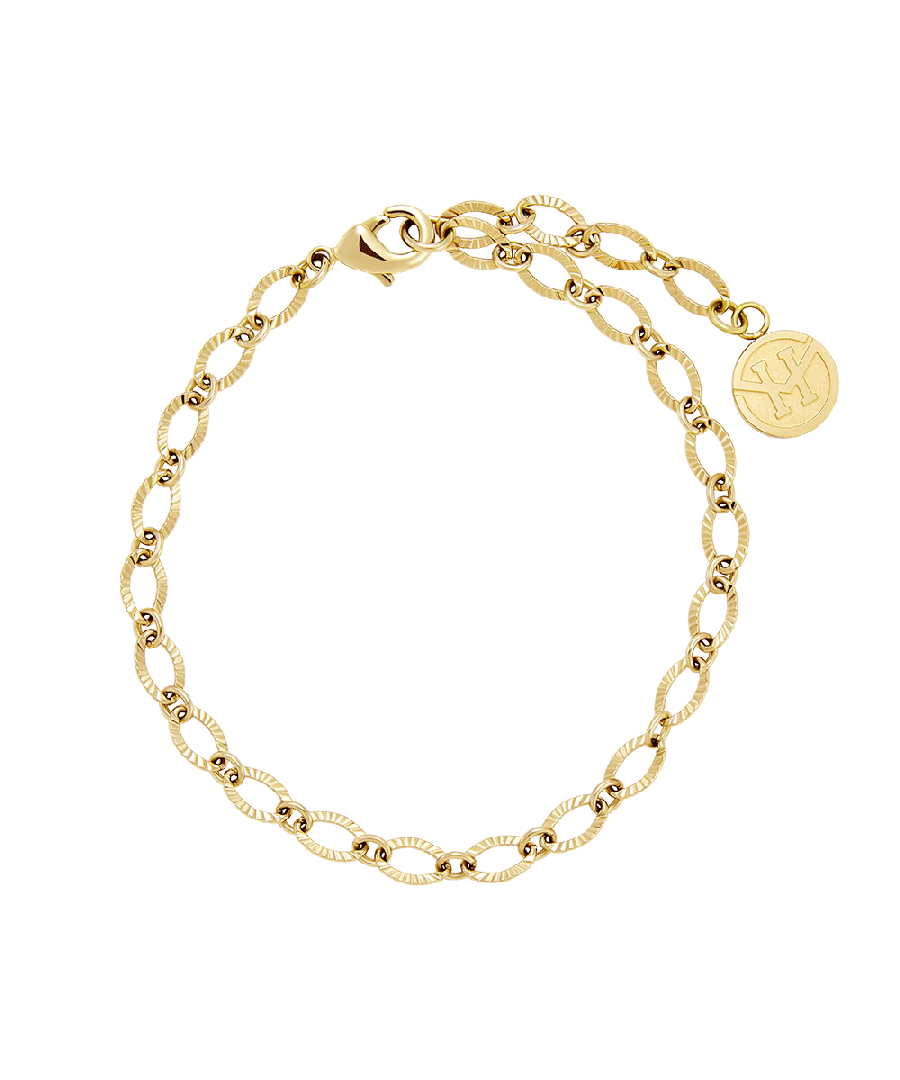 The Armand Cornwall in gold by Victoria Hyde London picks up on the modern elegance of the fashion metropolis. The gold of the delicate link chain shines with additional, slightly shimmering elements that give this bracelet a particularly luxurious touch.\n\nThe stainless steel bracelet is skin-friendly, individually adjustable and therefore fits every wrist.