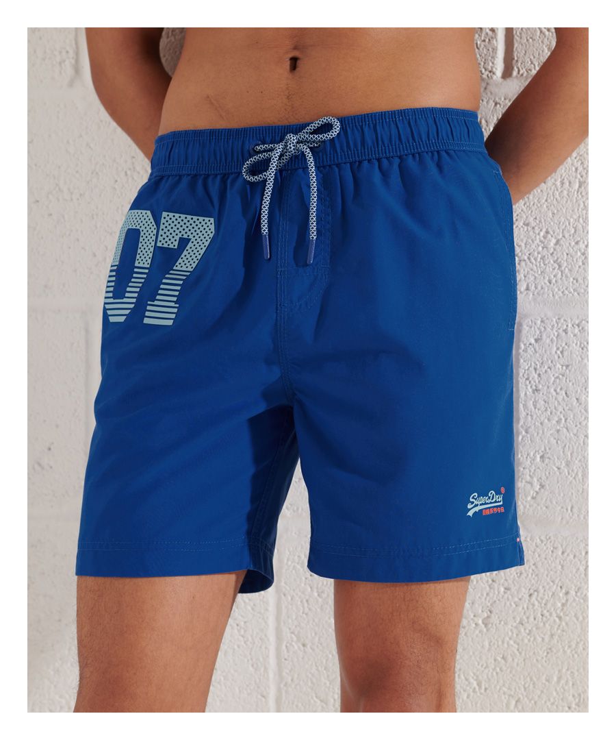 Deze comfortabele zwemshort is ideaal voor je volgende trip naar het zwembad. Met een elastische tailleband met trekkoord en een voering van netstof.Relaxed fit – de klassieke Superdry-pasvorm. Niet te nauwsluitend, niet te losvallend, precies goed. Kies je gebruikelijke maatTailleband met elastisch trekkoordDrie zakkenVoering van netstofReliëflogoOm hygiënische redenen kan badmode uitsluitend omgeruild of geretourneerd worden in de ongeopende originele verpakking. Dit heeft geen invloed op de wettelijke rechten van de klant.