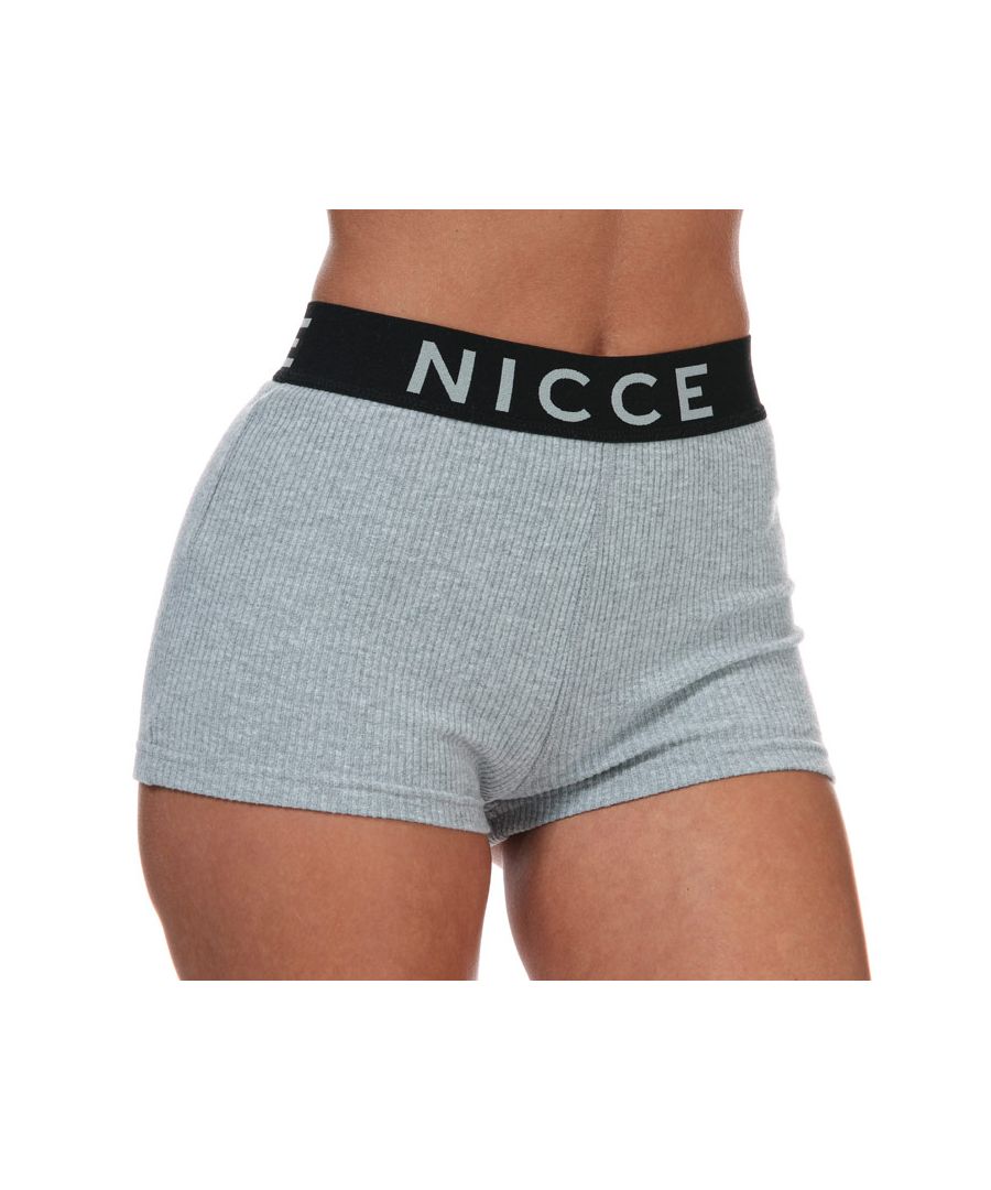 NICCE Lull geribbelde shorts voor dames in grijs gemêleerd.<br />-<br />- De kenmerkende elastische tailleband van NICCE.<br />- 71% polyester, 26% katoen, 3% elastaan. Wasmachinebestendig.<br />- Ref: 0466K0470398