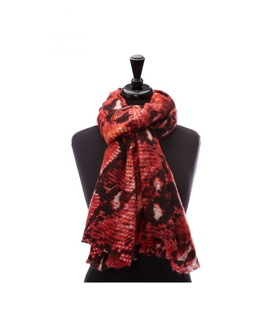 Cobrascarf is the ultimate statement scarf - perfect for adding a touch of bold print to your neutral outfits. Style with some of our stunning boots.