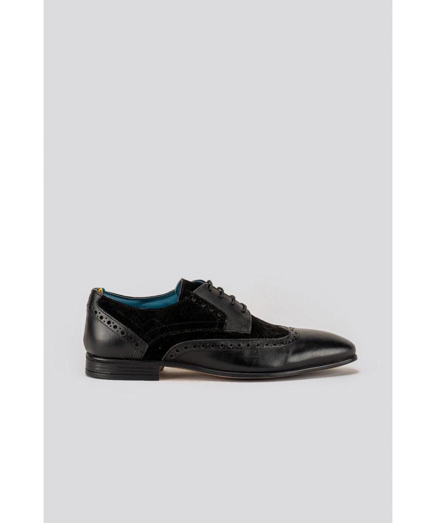 Miles Black deftly mends brogues with a luxurious combination of leather and suede, exuding timeless elegance. Crafted with utmost attention to detail, they are an exquisite addition to any discerning wardrobe.
