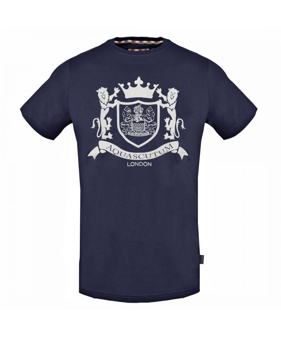 Donkerblauw T-shirt met koninklijk Aquascutum-logo. Donkerblauw T-shirt met koninklijk Aquascutum-logo. Ronde hals, korte mouwen. Elastische pasvorm 95% katoen, 5% elastaan. Normale pasvorm, past volgens de maat. TSI A08 85