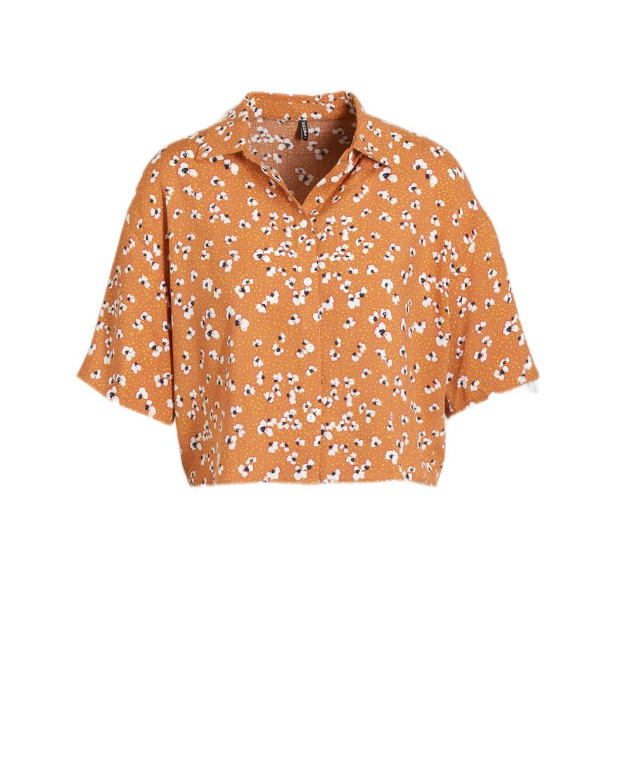 Deze blouse voor dames van PIECES is gemaakt van viscose en heeft een bloemenprint. Het model heeft een klassieke kraag en korte mouwen. De blouse heeft een knoopsluiting.details van deze blouse:stijlnaam: PCGILLIcropped model