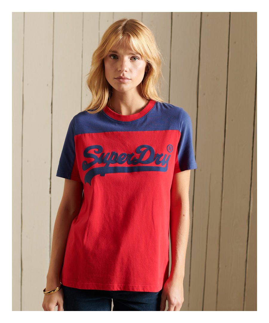 Geef je garderobe een klassieke Amerikaanse vintage stijl met dit T-shirt. Het heeft een ontwerp met kleurvlakken en een Superdry-logo op de borst.Ontspannen pasvorm – de klassieke Superdry-pasvorm. Niet te nauwsluitend, niet te losvallend, precies goed. Kies je gebruikelijke maat.Ronde halsKorte mouwenOntwerp met kleurvlakkenLogo in flockprint