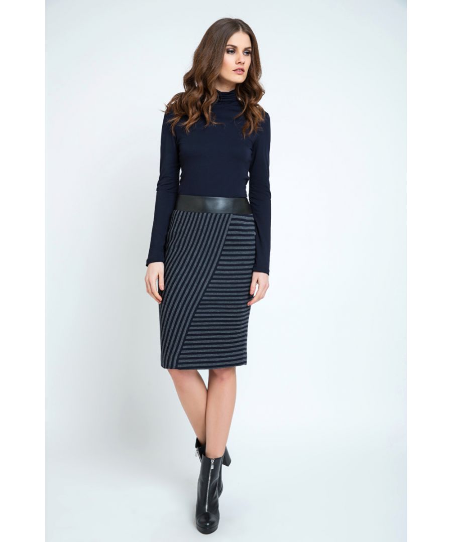 Midi pencil skirt in stretch striped fabric. 7cm wide pleather waistband.  Diagonal seam in the front.  Fastens at the back with a thick metal 20cm zip. Small 9.5cm slit in the back. Fully lined. Length for size 38: 61cm. Extra fabric at the hem allows it to be let down by up to 4cm. Our model is 178cm and is wearing size 36.