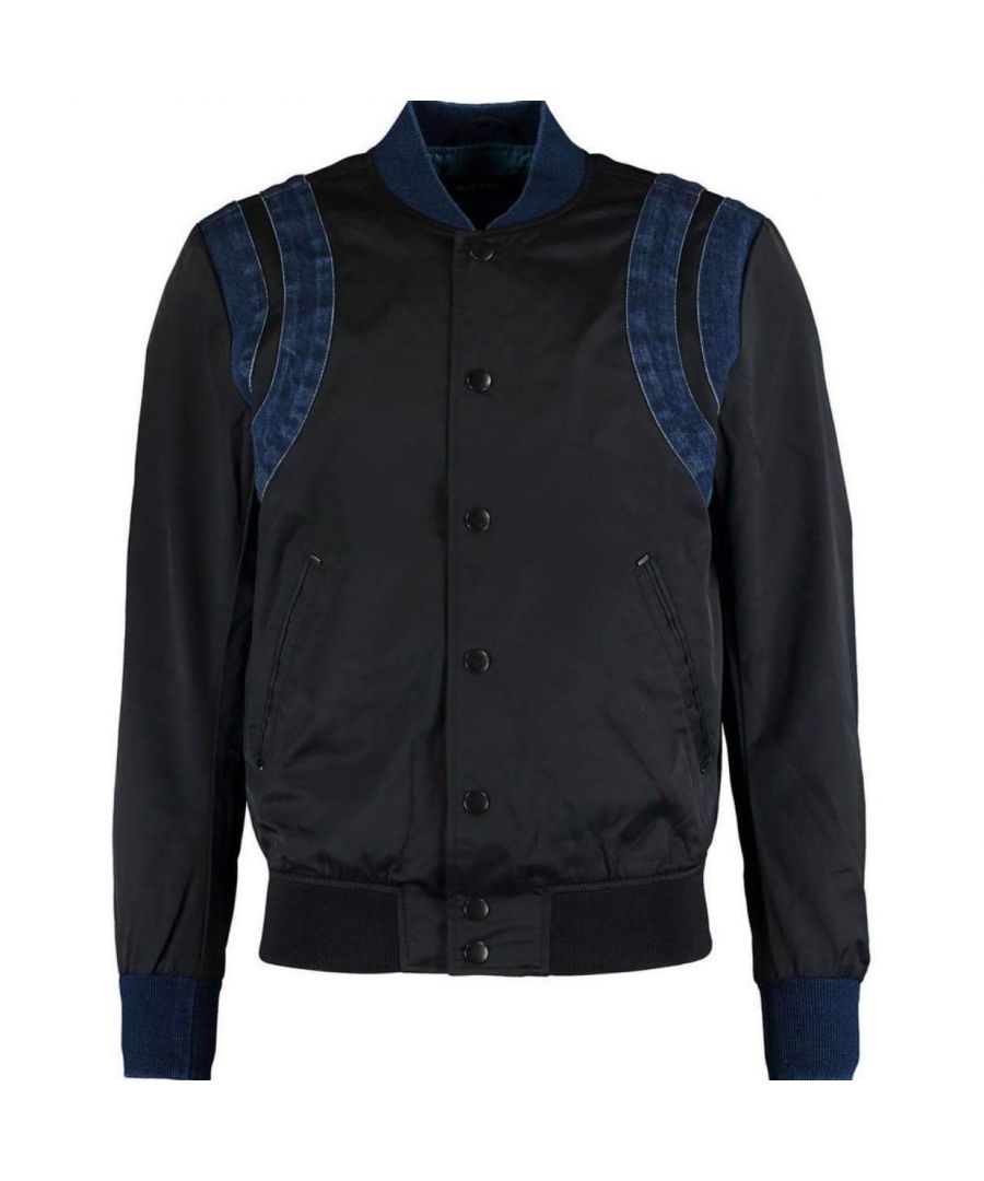 Diesel J-Fonty 900 jack. 55% katoen, 45% polyester. Blootgestelde knop vastmaken. 2 voorzakken. Gedeeltelijk gevoerd. Valt normaal qua maat