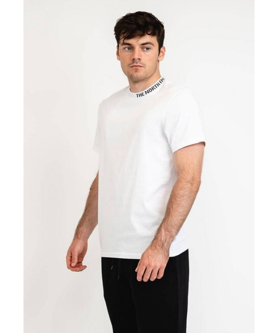The North Face ZUMU T-shirt voor heren. TNF-logo op de achterkant. Normale pasvorm, korte mouw. Dubbel gestikte manchetten en zoom. Jacquard geribbelde merkkraag.