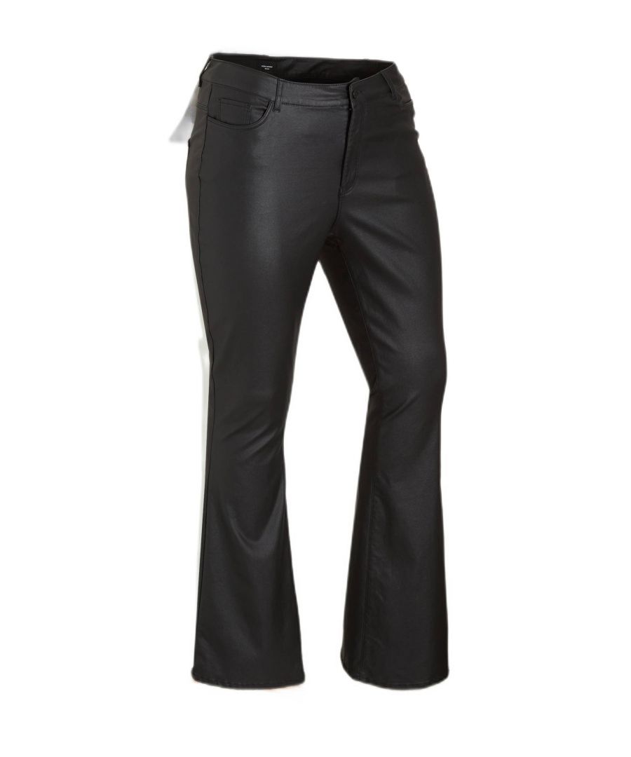 Deze jeans voor dames van VERO MODA CURVE is gemaakt met een coating. Dit 5-pocket model heeft een hoge taille en heeft een rits- en knoopsluiting.details van deze jeans:•  stijlnaam: VMSIGA•  5-pocket