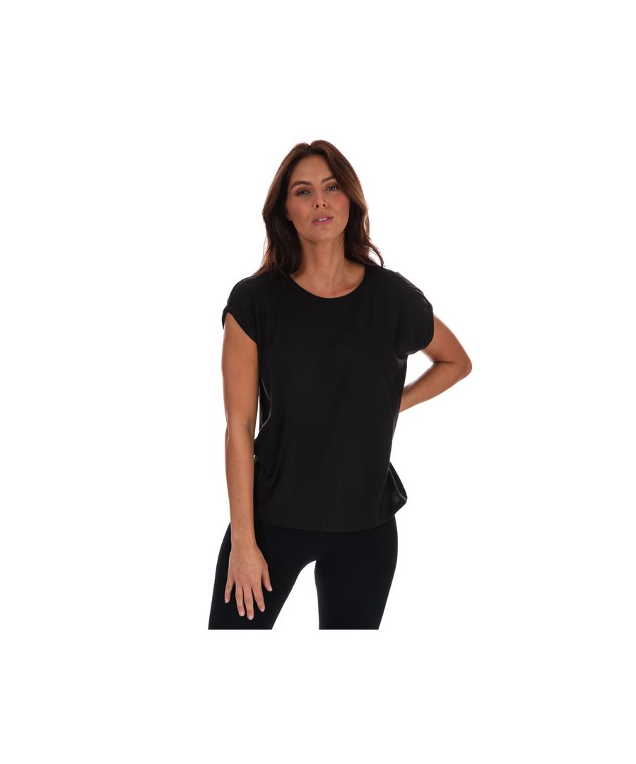 Vero Moda Ava T-shirt voor dames in zwart.<br /><br />- Ronde halslijn.<br />- Korte omslagmouwen.<br />- Overcut schouders.<br />- Ronde zoom.<br />- 95% lyocell, 5% elastaan.<br />- Ref: 10187159A