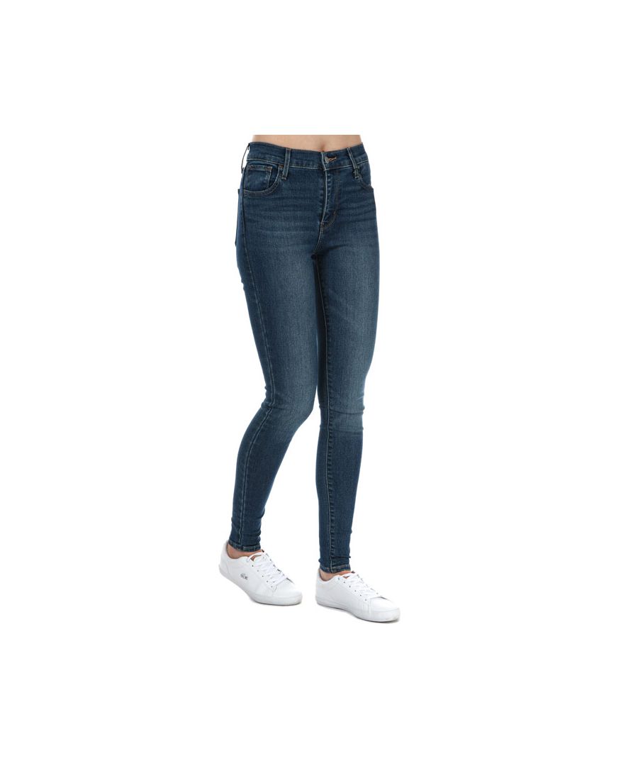 Levi's 720 hoge superskinny jeans voor dames, denim. – Ontwerp met 5 zakken. – Gulp met rits en knoop. – Levis-logo op de taille. – Iconisch Levis-label op de achterzak. – Hoge taille. – Nauwsluitende pasvorm. – 72% katoen, 26% polyester, 2% elastaan. – Ref: 527970206