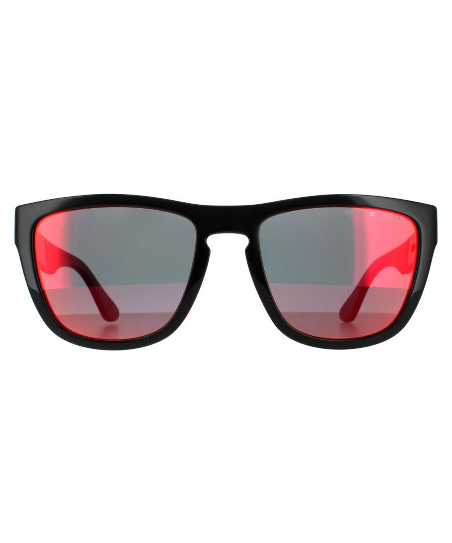 Tommy Hilfiger zonnebril TH 1557/S 807 UZ Black Red Mirror heeft een vrij diepe lens op deze vierkante wayfarer -achtige stijl. De Tommy Hilfiger-kleuren sieren de tempels, en tweekleurige binnenkleuren voegen kleurrijke hints van plezier toe
