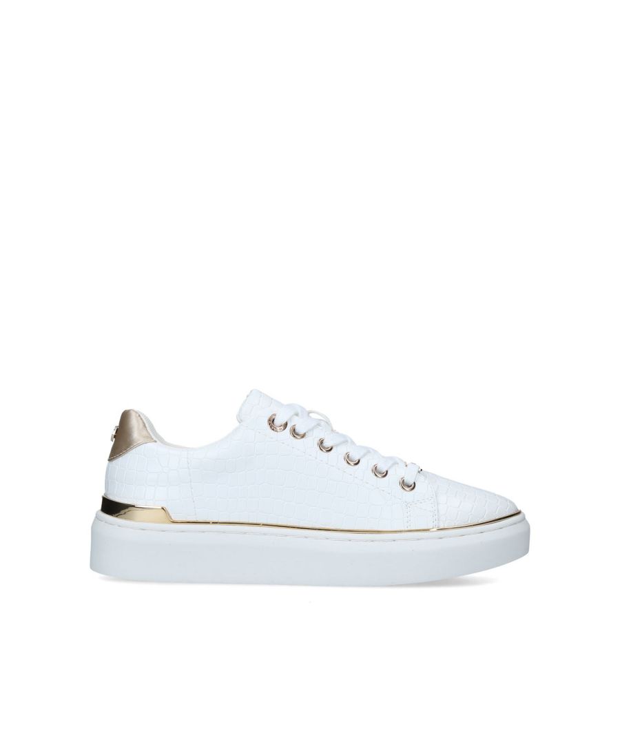 Miss KG presents its latest sneaker to freshen things up: Kiral arrives in white. This low-top is finished with laces, a gold counter and a croc print upper for a touch of playful personality.