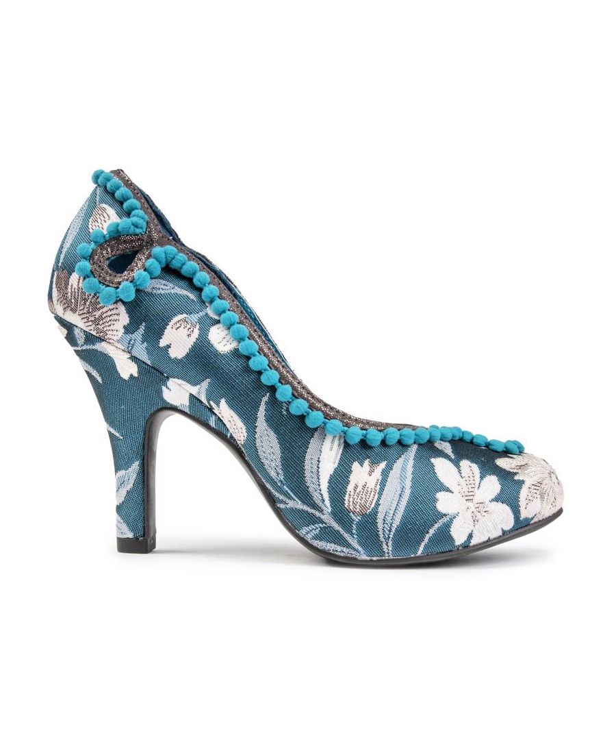 Verhoog de hitte met deze Miley Heels van Ruby Shoo. Met een pompeus bovenwerk in Boheemse stijl in groenblauw en wit, met een metalen voering en een elegant silhouet, zullen deze schoenen ervoor zorgen dat je look in vuur en vlam staat.