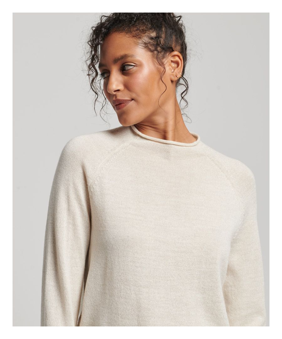 Voeg wat luxe toe aan je basisgarderobe met onze gebreide merinowollen trui met hoge hals. Deze top heeft een casual maar toch strak ontwerp dat je look op een trendy wijze naar een hoger niveau tilt. Of je deze trui nu over je vertrouwde jeans met rechte pijpen draagt of met een opvallende rok met print combineert, hij doet het uitstekend bij elke gelegenheid.Casual pasvorm – de klassieke Superdry-pasvorm. Niet te nauwsluitend, niet te ruim, precies goed. Kies je gebruikelijke maatFijngebreid materiaalRaglanmouwenGeribde boordenMetalen Superdry-label