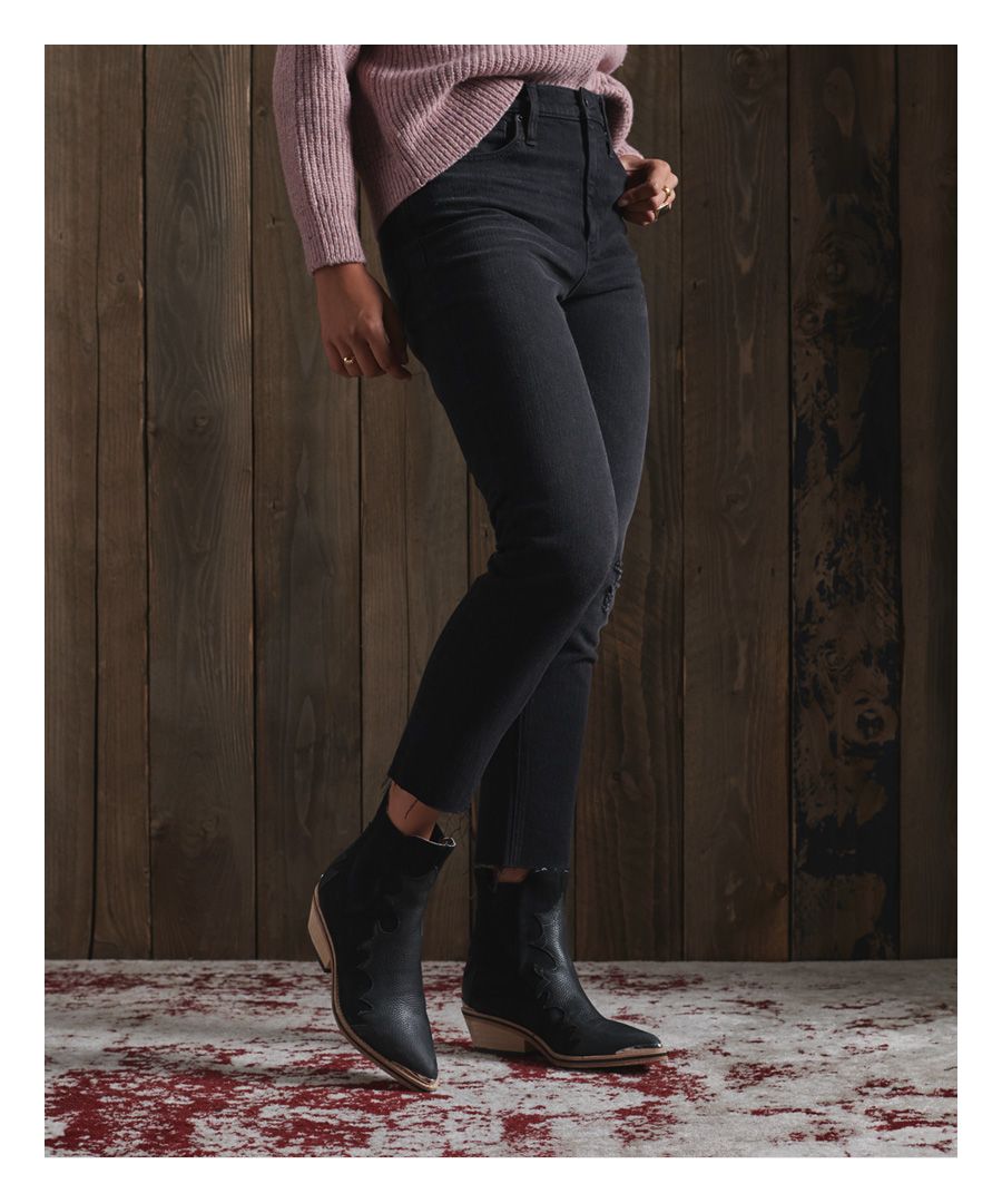 De Mid Rise Slim-jeans is een klassieke slimfit jeans met een iets hogere taille dan de gebruikelijke jeans. Deze jeans heeft een licht verweerd ontwerp op zowel een broekspijp als de achterzak voor extra textuur. Perfect om elke outfit van dit seizoen af te maken.Slim-fitRits- en knoopsluitingModel met vijf zakkenRiemlussenOnafgewerkte zoomKenmerkende logopatchKenmerkend logolabelSlimfit. Deze slimfit jeans heeft genoeg bewegingsruimte en is gemaakt voor een strak silhouet dat nauw aansluit op het lichaam en toch gemakkelijk te dragen is.