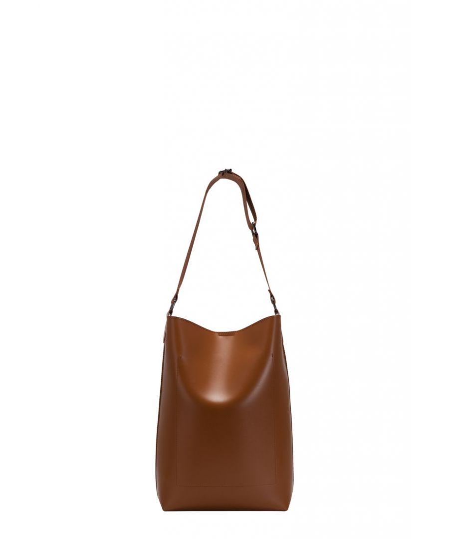 With its unique silhouette and minimalistic design the Leigh Bucket Style Shoulder Bag is bound to become your new staple bag of the season. This wardrobe favourite has ample storage space, giving you the ultimate choice to match any fit. Features: , Unlined smooth PU, Claudia Canova blind debossed logo, Soft and flexible shape, Removable inner pouch with zip fastening, Double front pocket detail, Mag-dot fastening Style Ref: 84314 TAN