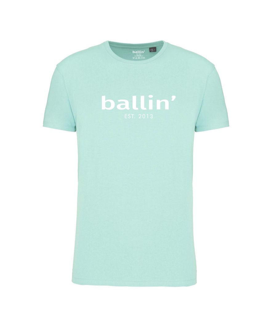 Heren t-shirt van het merk Ballin Est. 2013. De shirts van Ballin Est. 2013 zijn gemaakt van 100% biologisch katoen, en hebben een normale pasvorm. Het zachte katoen zorgt voor een heerlijk draagcomfort.  Modelnaam: Regular Fit ShirtCategorie: heren t-shirtMaterialen: biologisch katoenKleur: ice mint lichtblauw