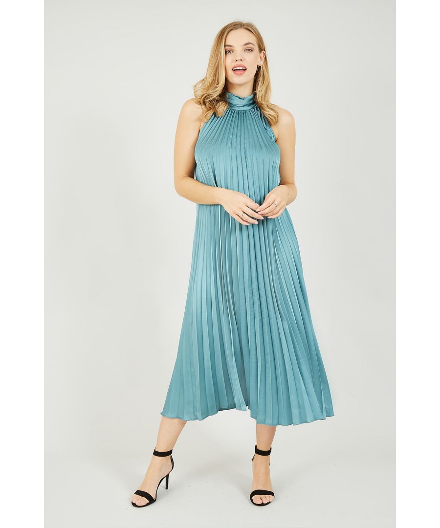 Voeg wat glamour toe aan je kledingcollectie met deze prachtige halterjurk in ijsblauwgroen van Yumi. Deze flatterende jurk met ronde hals en all-over plooien valt soepel over je figuur. Sluiting achteraan met ronde opening. Combineer met hakken met bandjes en opvallende zilveren sieraden.