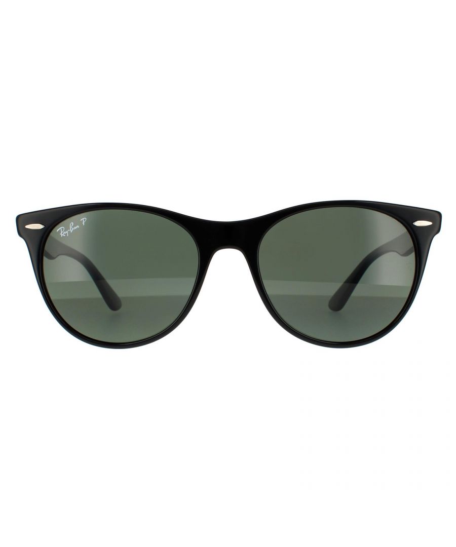Ray-Ban zonnebrillen Wayfarer II RB2185 901/58 Zwart G-15 Green Polarisated zijn de nieuwste toevoeging aan de Wayfarer-collectie. De wayfarer II Evolve heeft een afgeronde vorm aangenomen voor de moderne tijd. Met typische wayfarer -kenmerken valt niet te ontkennen tot welke familie deze behoren. Cornerfilms, gevleugelde tempels en scharnierpennen zijn allemaal uit de originele wayfarer gehaald. Het slanke acetaatframe en magere tempels leveren een koel en verfijnd gevoel.