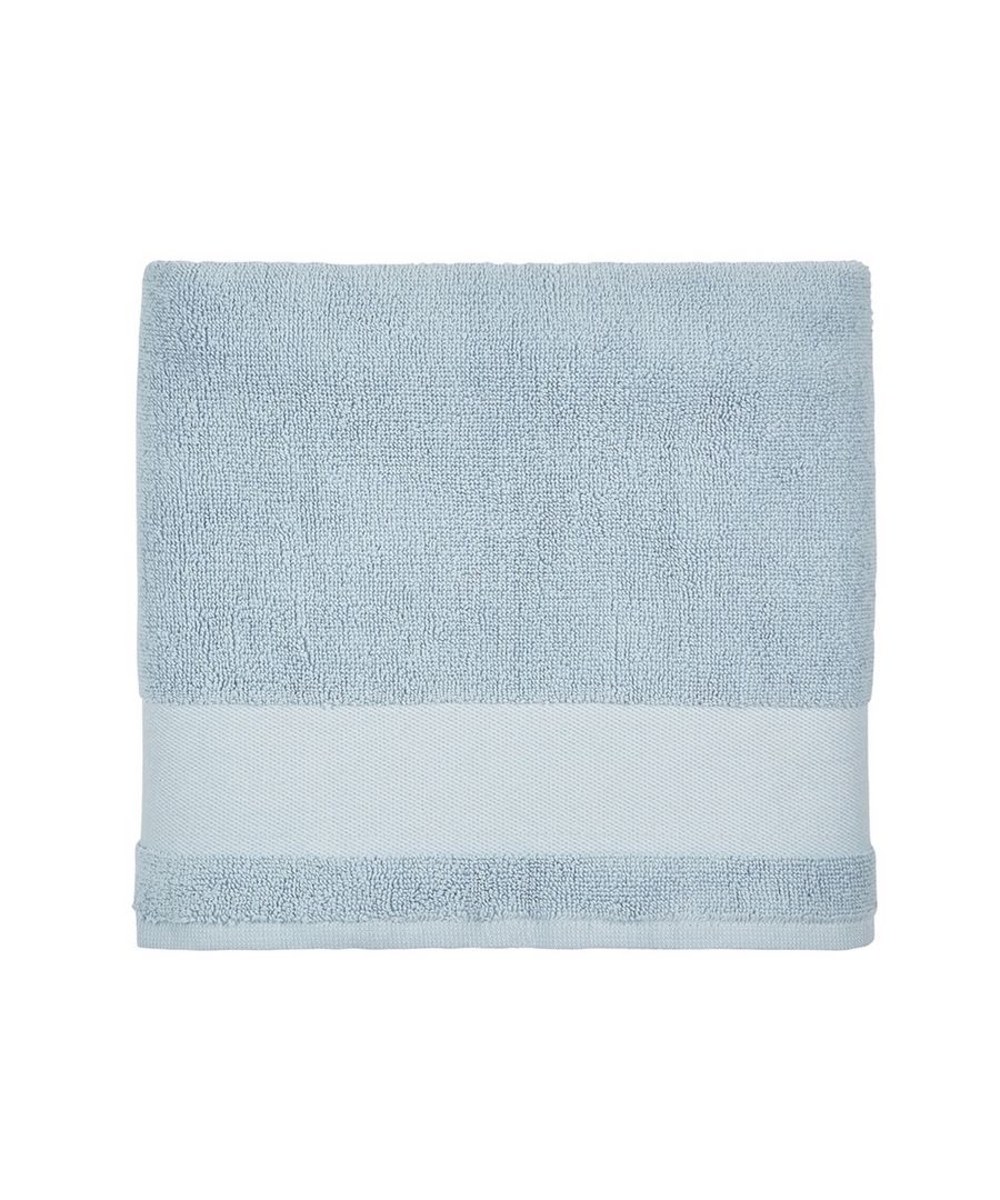 Materiaal: 100% gekamde katoenen badstof. Een gladde strook van 6 cm voor decoratie. Hangende lus. Afmetingen: 70 x 140cm.