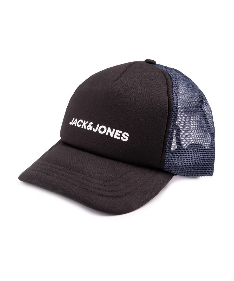 Fris je look op en blijf comfortabel en cool met de Jack & Jones truckerpet. Deze stijlvolle hoed heeft kenmerkende branding aan de voorkant. een mesh kroon en verstelbare sluiting aan de achterkant voor een perfecte pasvorm. een luchtige sfeer toevoegen aan je sportieve streetwear-outfits.
